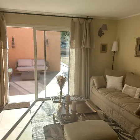 A L'ombre Des Pins Guest house