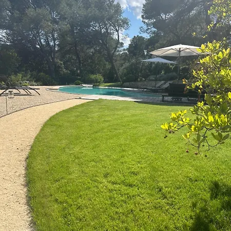 A L'ombre Des Pins * Nîmes