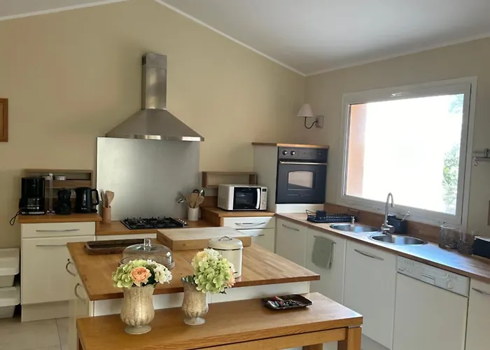 A L'ombre Des Pins Nîmes