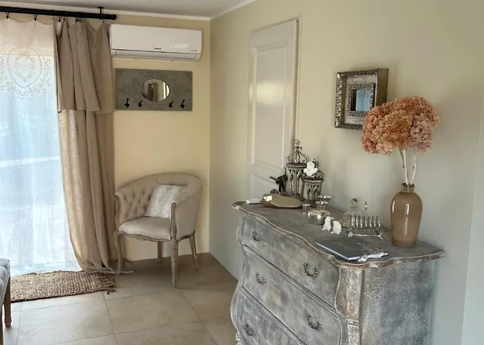 A L'ombre Des Pins * Nîmes